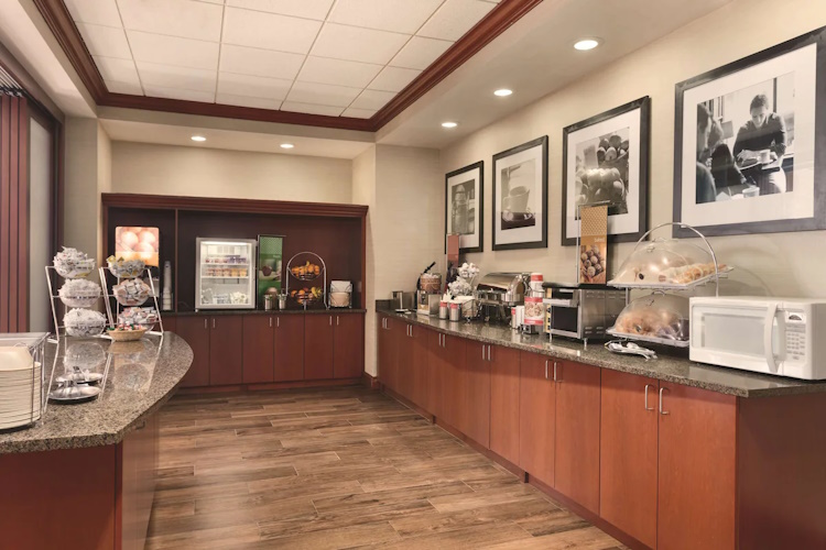 hampton inn suites mystic ontbijt.jpg