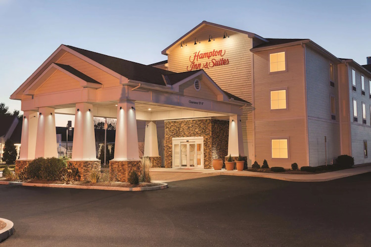 hampton inn suites mystic buitenkant.jpg