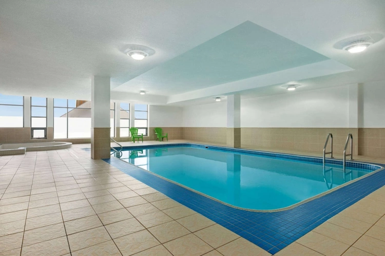 wyndham garden niagara falls fallsview zwembad.webp