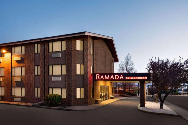 ramada by wyndham helena buitenkant.webp