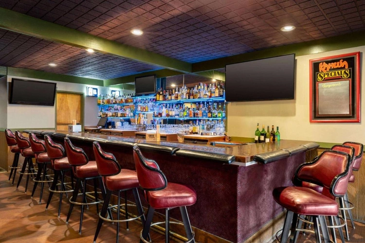 ramada by wyndham helena bar.webp