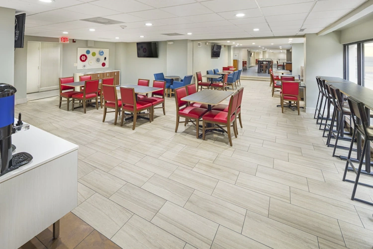 holiday inn express hotel & suites atlanta downtown - ontbijtruimte.webp