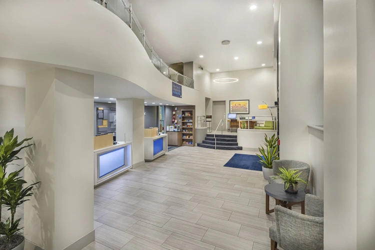 holiday inn express hotel & suites atlanta downtown - lobby.webp