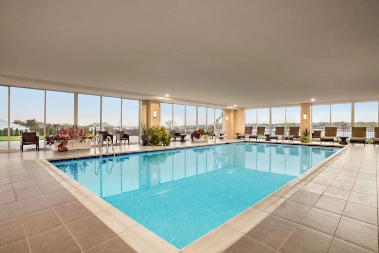 wyndham newport hotel - zwembad.webp