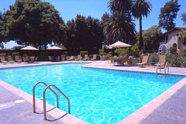 historic santa maria inn - zwembad.webp