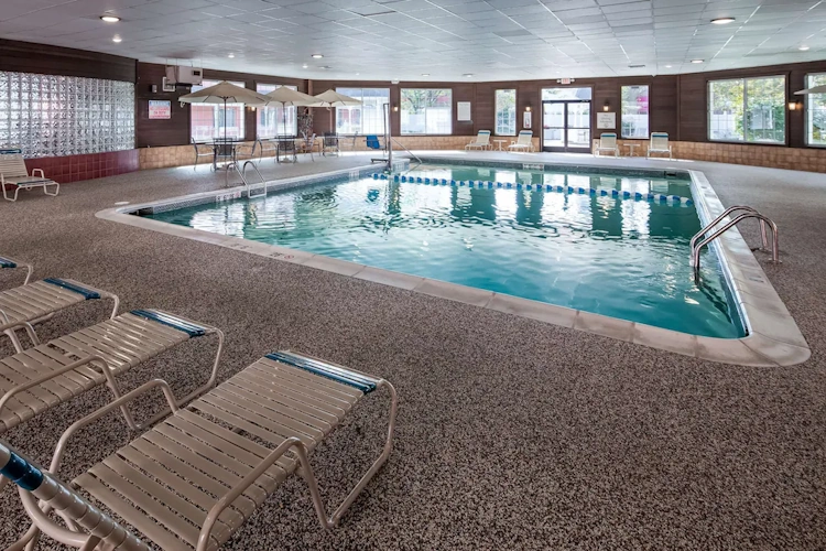 best western greenfield inn - zwembad.webp