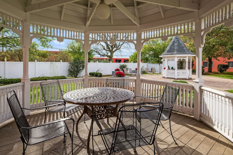 best western greenfield inn - buiten terrein.webp