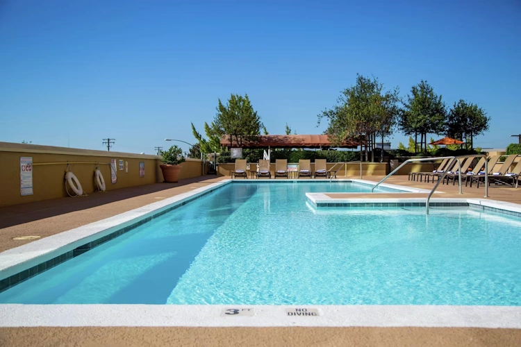 doubletree by hilton hotel modesto - zwembad ii.webp