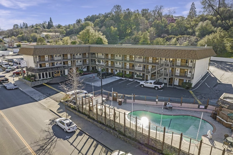 heritage inn yosemite sonora buitenkant.webp