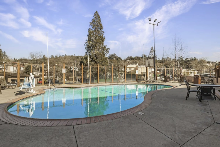 heritage inn yosemite sonora zwembad.webp