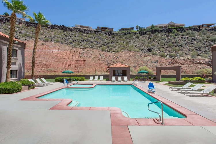 ramada inn st. george zwembad.webp