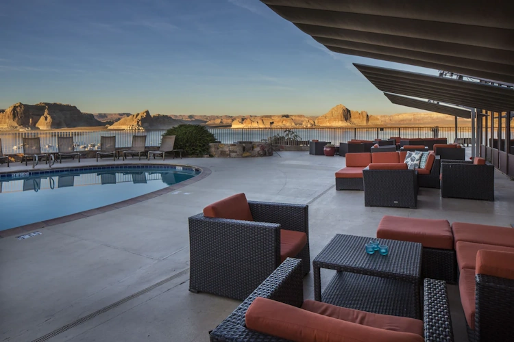 lake powell resort - zwembad met terras.webp