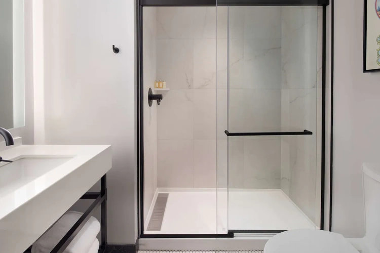 the clift royal sonesta san francisco badkamer.webp
