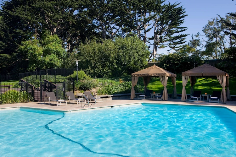 hyatt regency monterey hotel - zwembad buiten.webp