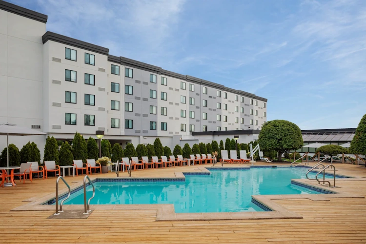 holiday inn hasbrouck heights - zwembad buiten.webp