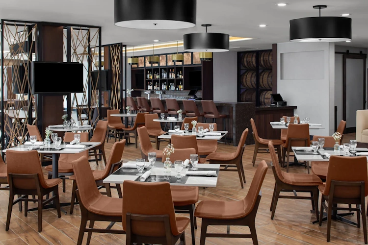 holiday inn hasbrouck heights - restaurant - bar.webp
