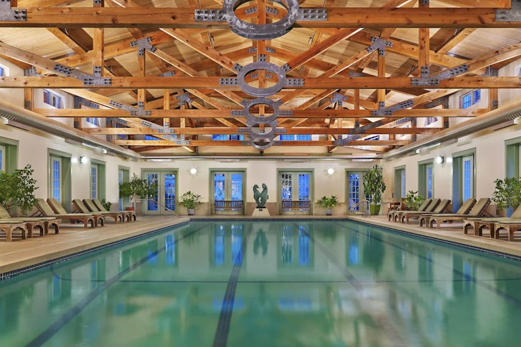 equinox resort - zwembad binnen.webp