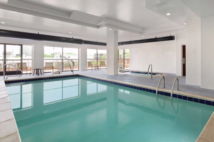 hampton inn & suites denver cherry creek - zwembad binnen.webp