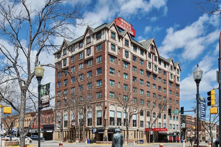 alex johnson hotel - exterieur.webp