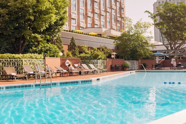 little america hotel salt lake city - zwembad buiten.webp