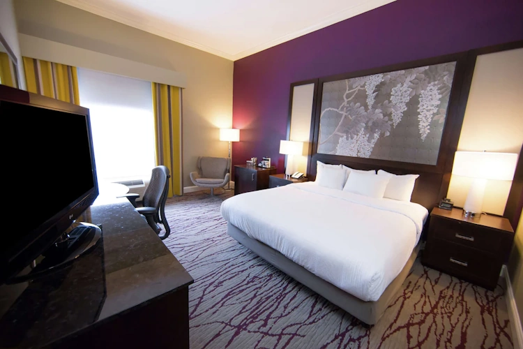 doubletree by hilton hotel savannah historic district - kamer 1 bed.webp