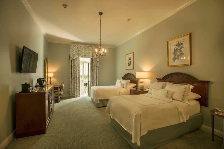 bienville house hotel - kamer 2 bed.webp