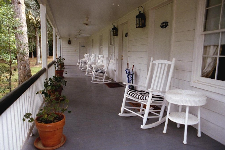 monmouth historic inn - patio.webp