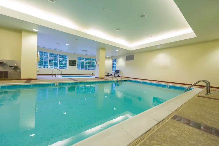 hampton inn & suites vicksburg - zwembad binnen.webp