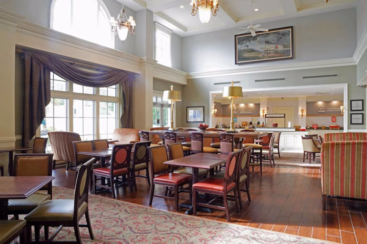 hampton inn & suites vicksburg - ontbijtruimte.webp