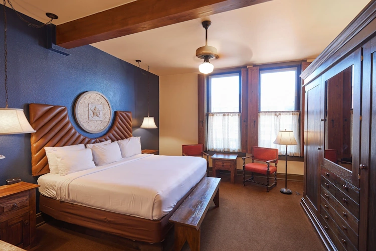 stockyards hotel - kamer 1 bed.webp