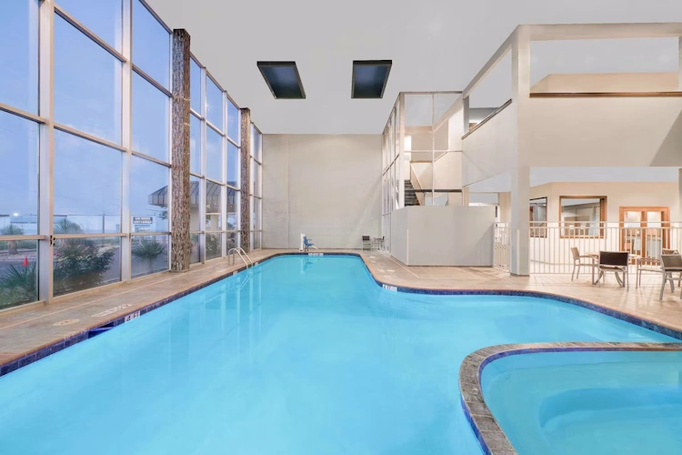 wyndham garden midland - zwembad binnen.webp