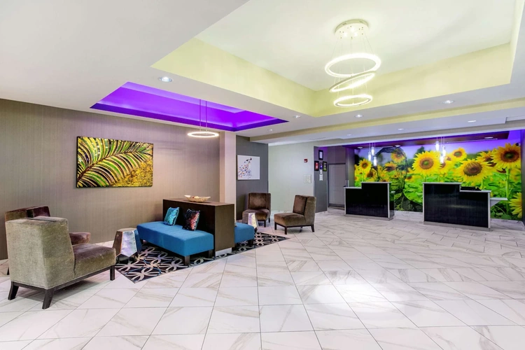 la quinta inn & suites by wyndham springfield receptie.webp
