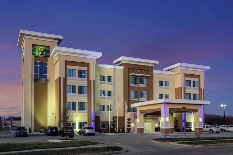 la quinta inn & suites by wyndham springfield buitenkant.webp