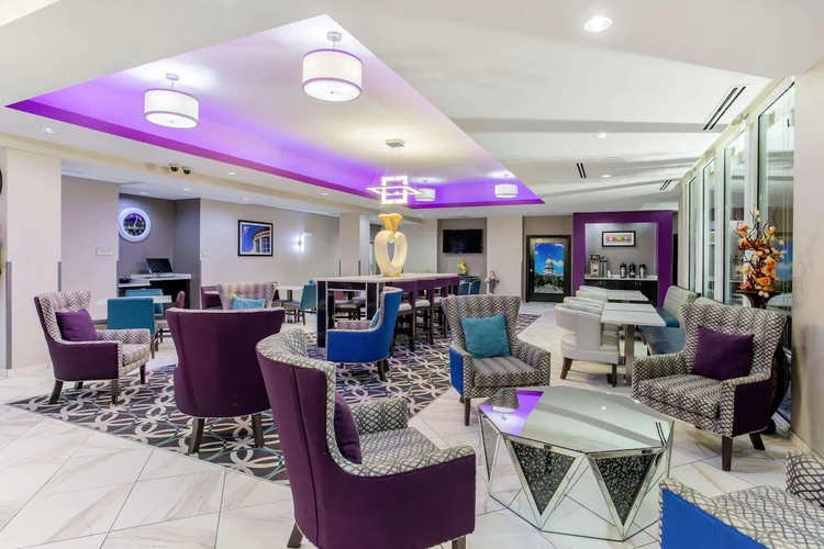 la quinta inn & suites by wyndham springfield lounge.webp