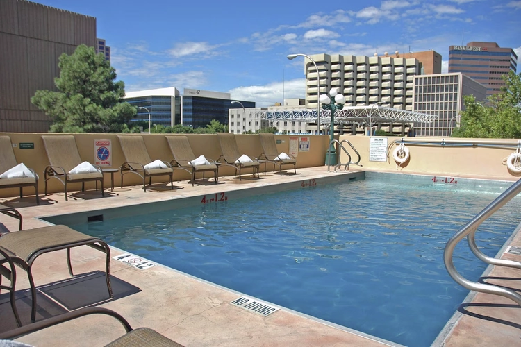doubletree by hilton hotel albuquerque zwembad.webp