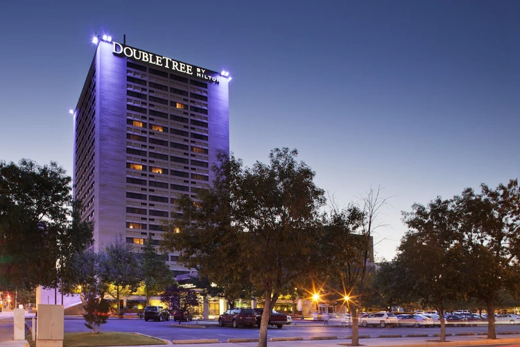 doubletree by hilton hotel albuquerque buitenkant.webp