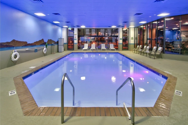 ramada plaza albuquerque midtown zwembad.webp