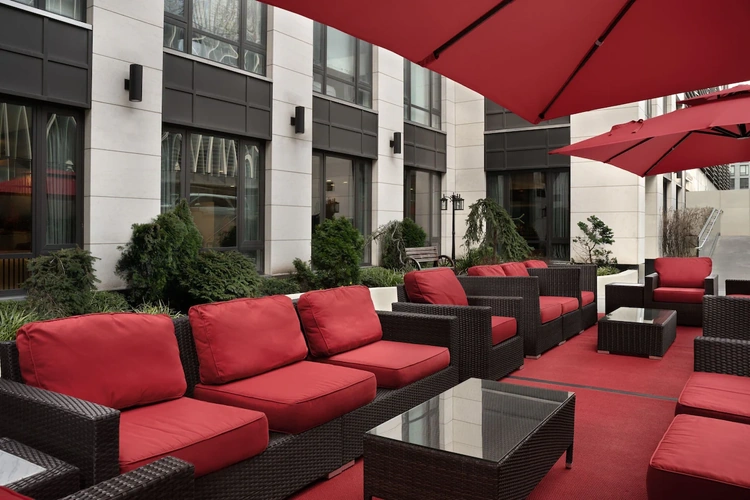 fairfield inn suites by marriott new york manhattan central park buiten zitten.webp