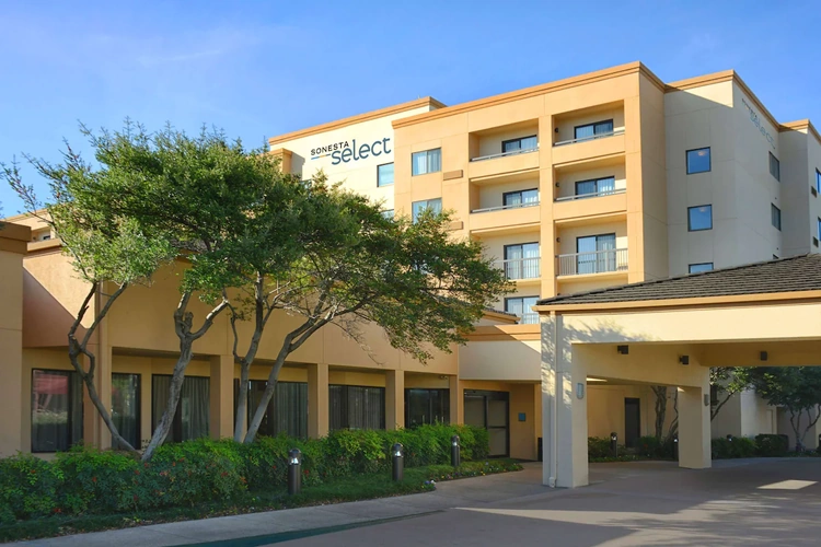 sonesta select dallas central expressway buitenkant.webp