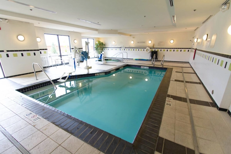 marriott fairfield inn and suites zwembad.webp