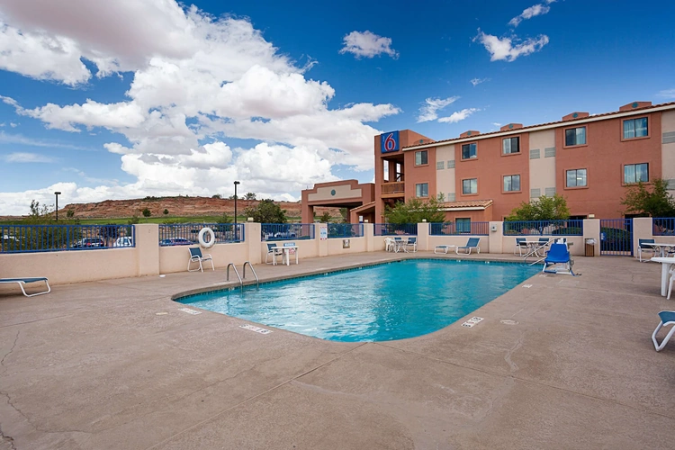 motel 6 page zwembad.webp