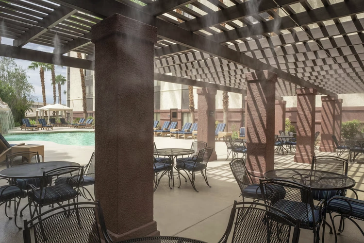 hampton inn tropicana terras bij zwembad.webp