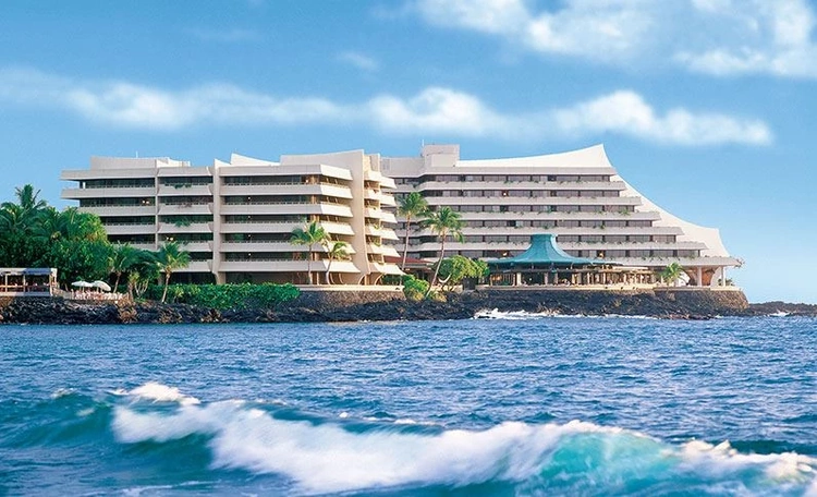 royal kona resort vanaf de zee.webp