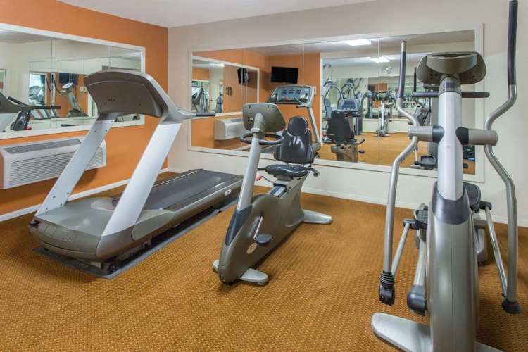 days inn by wyndham palm springs gym.webp