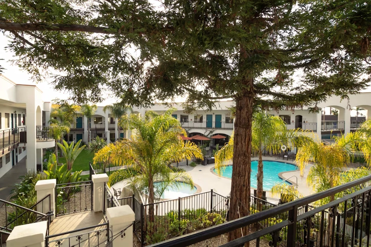 oxford suites pismo beach tuin.webp