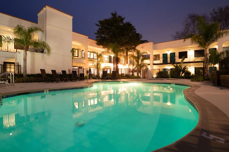 oxford suites pismo beach zwembad.webp