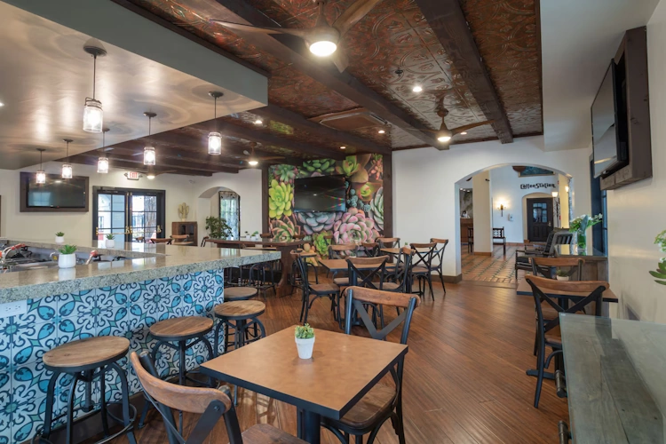 oxford suites pismo beach restaurant.webp