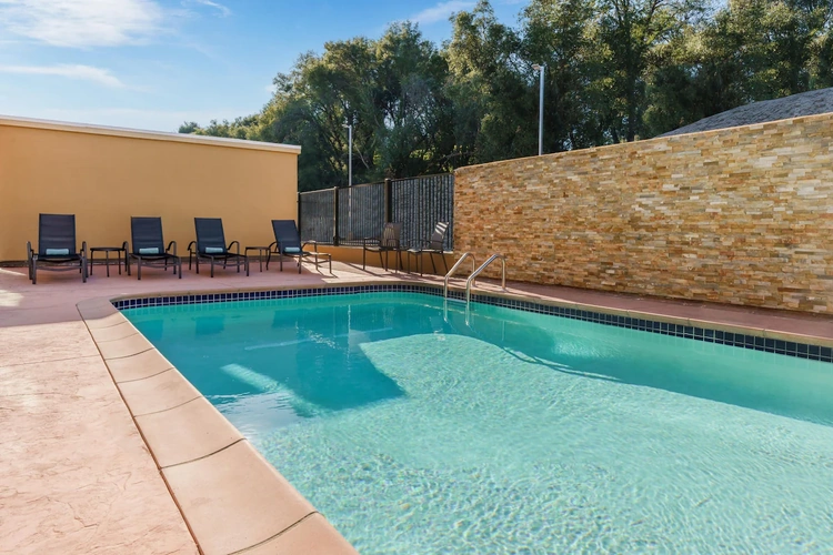 fairfield inn suites oakhurst yosemite zwembad.webp