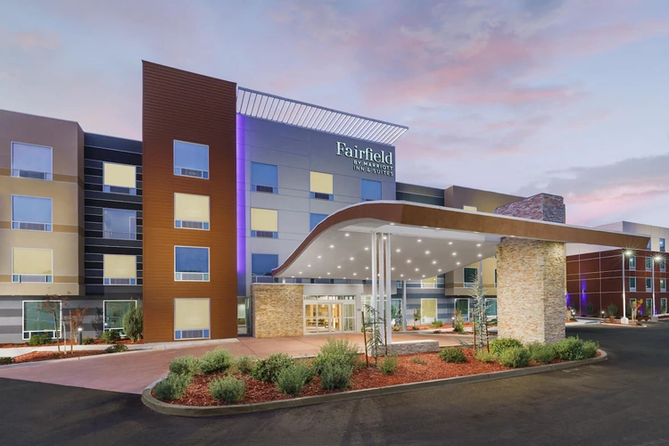 fairfield inn suites oakhurst yosemite aankomst.webp