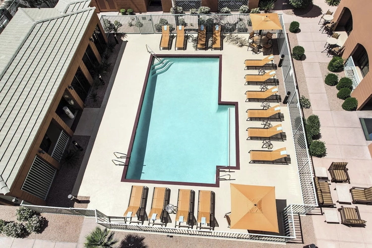 courtyard scottsdale old town zwembadterras.webp